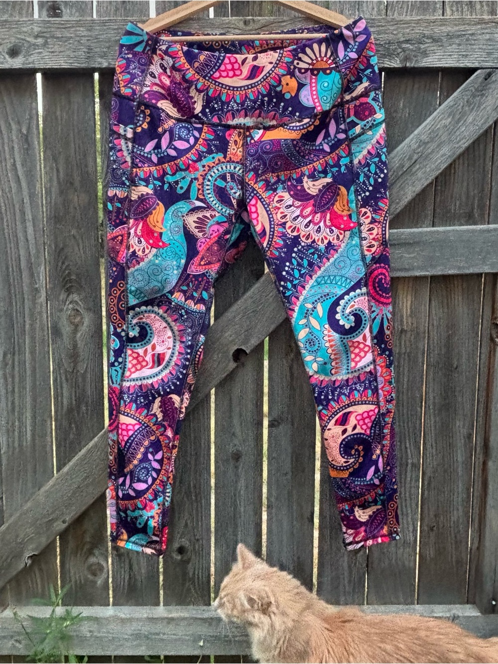 Dovpod Women's Vibrant Paisley Leggings - Purple Multicolor with Pockets